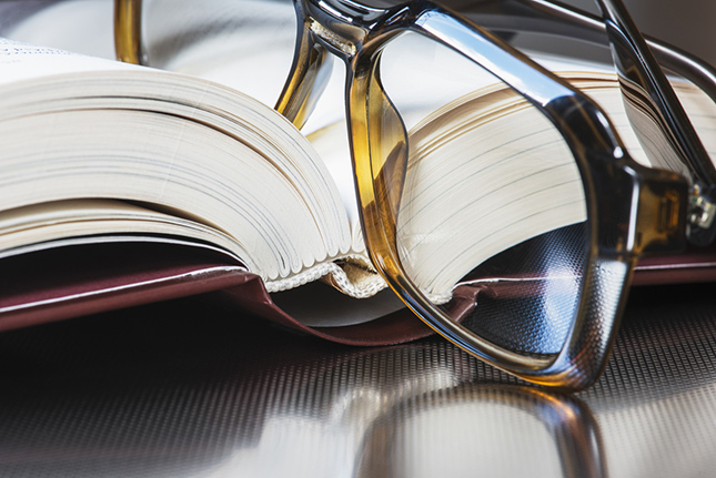 een leesbril op een boek